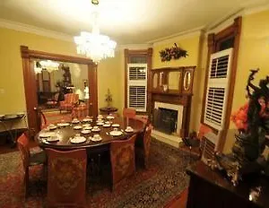  Hotel Beverley Place Canada